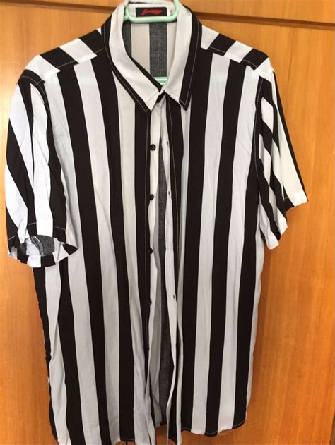 Procurar camisa listrada preto e branco .